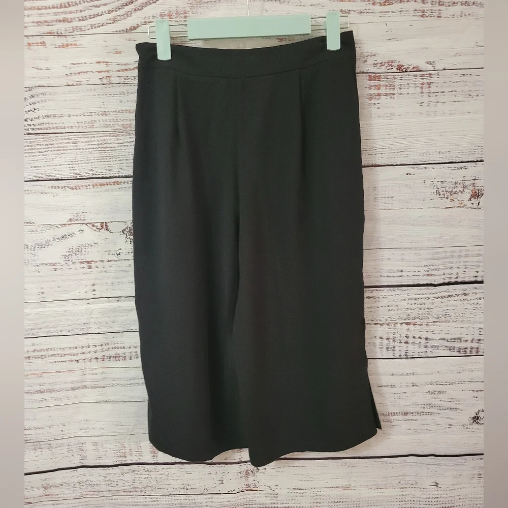 Sapphire Red S6 Wide Leg Black Capris